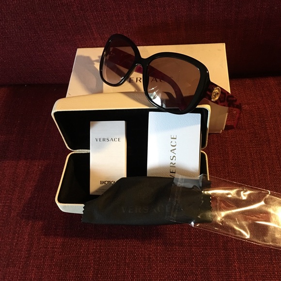 😎 Versace 💯 authentic Women sunglases - Picture 2 of 8